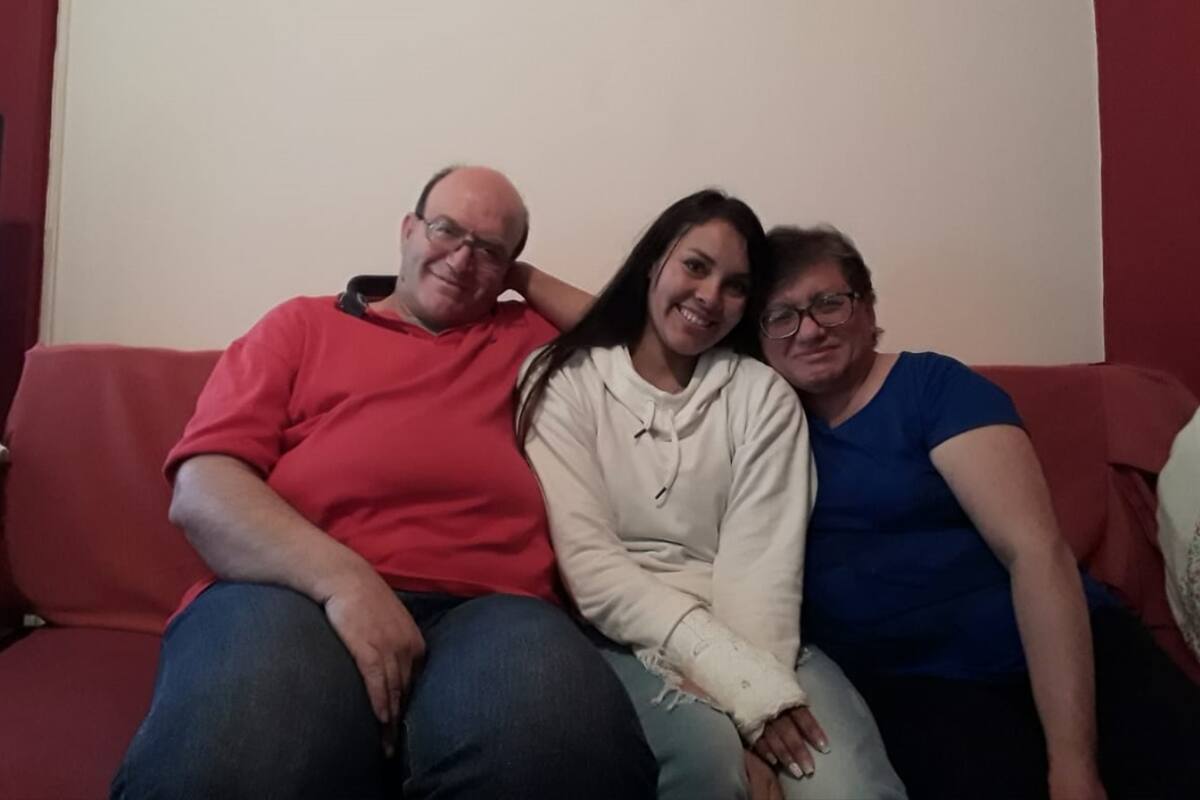Alejandra (54) y Tony (56) junto a su hija Daniela (29)