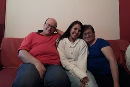 Alejandra (54) y Tony (56) junto a su hija Daniela (29)