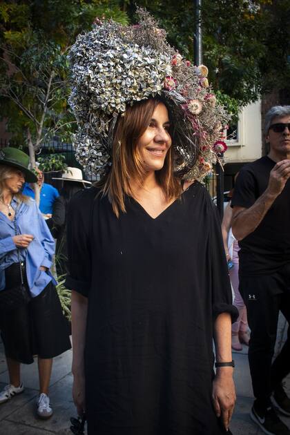 Alejandra Bourda con un sombrero de flores naturales secas que diseñó ella misma
