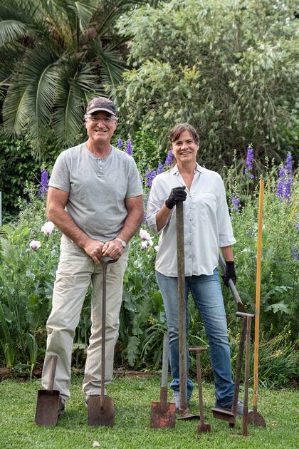 Alejandra Crespo y Florencio Varela listos para trabajar en su jardín.