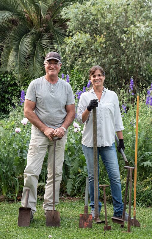 Alejandra Crespo y Florencio Varela listos para trabajar en su jardín.