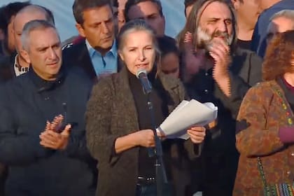 Alejandra Darín durante un acto en Plaza de Mayo