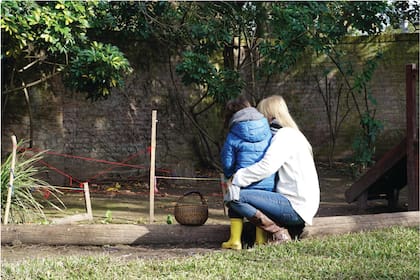Alejandra De Renzis Peña con uno de los chicos del hogar