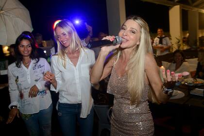 Alejandra Ferreyra durante el festejo. Reinó la alegría por reencontrarse después de tanto tiempo. Lucía Marsiglia tomó el micrófono y fue una de las invitadas que animó el festejo con canciones de Gilda.