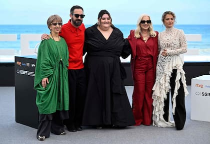 Alejandra Flechner, Pablo Larrain, Carolina Álvarez, Mercedes Morán y Dolores Fonzi posan en la 74ª edición del Festival Internacional de San Sebastián, el pasado 21 de septiembre