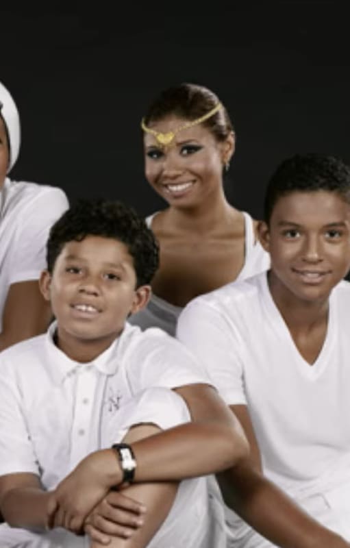 Alejandra Genevieve Oaziaza es madre de cinco hijos: Genevieve y Randy Jackson Jr., de su relación con Randy Jackson; Jaafar y Jermajesty, de su matrimonio con Jermaine Jackson; y Donte, a quien también crió como parte de la familia Jackson