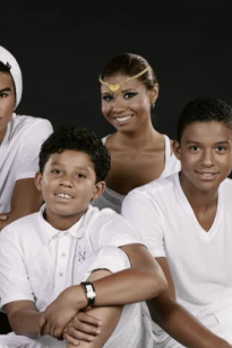 Alejandra Genevieve Oaziaza es madre de cinco hijos: Genevieve y Randy Jackson Jr., de su relación con Randy Jackson; Jaafar y Jermajesty, de su matrimonio con Jermaine Jackson; y Donte, a quien también crió como parte de la familia Jackson