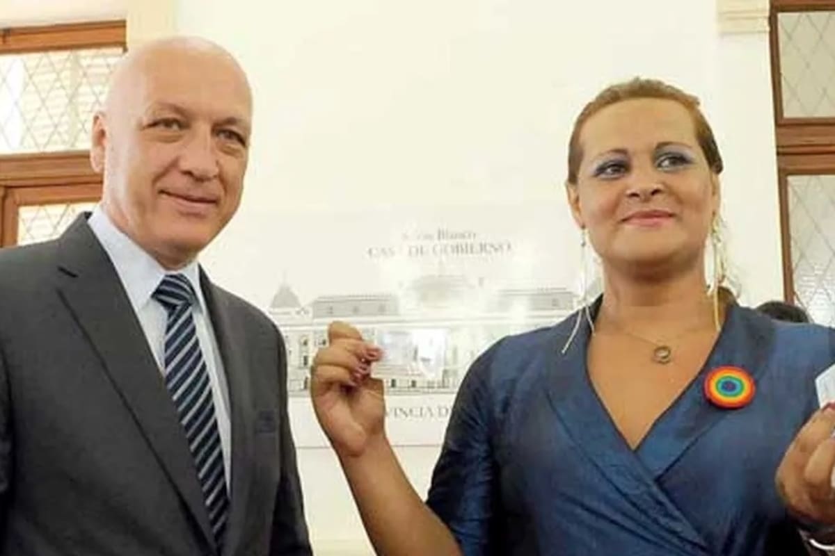 Alejandra Ironici, cuando obtuvo su DNI, junto al entonces gobernador Antonio Bonfatti