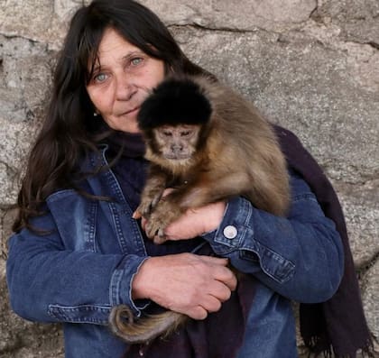 Alejandra Juárez, responsable de Proyecto Carayá, con la mona Fifi, ciega, rescatada también de un laboratorio