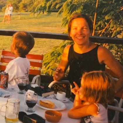 Alejandra junto a sus dos hijos, Antonia y Fausto