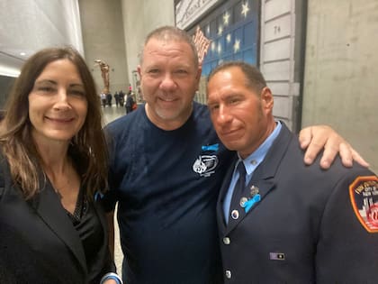 Alejandra junto a Todd y otro oficial, quienes le dieron el teléfono para contactar a los bomberos