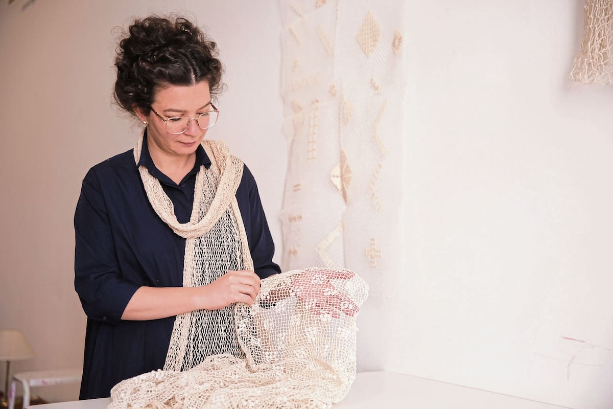 Alejandra Mizrahi difunde esta técnica de tejido y lo reversionó con saberes orientales en un proyecto que vincula el trabajo artesanal y la inclusión social