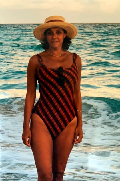 Alejandra Oliden en la misma playa de Mar del Sur donde fue atacada por un tiburón toro en enero de 2005