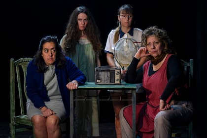 Alejandra Oteiza, Fernanda Provenzano, Martina Zapico y Laura Manzini, espléndido elenco de Petit Hotel Chernobyl