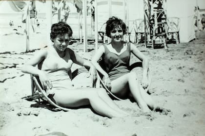 Alejandra Pizarnik junto a su amiga Ivonne Bordelois en las playas de Miramar