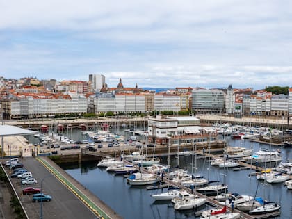 Alejandra Silva es oriunda de A Coruña, una ciudad de más de 250.000 habitantes, ubicada a 12 km de Oleiros