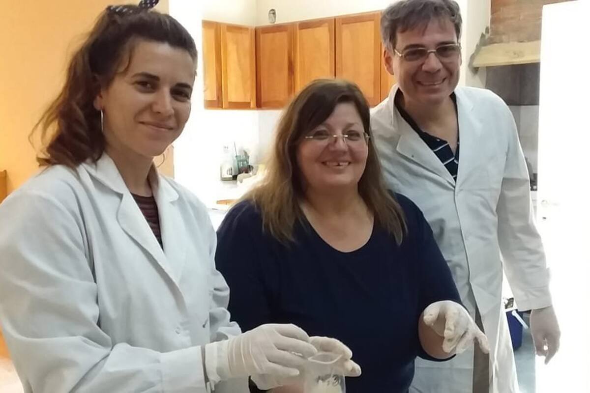 Alejandra Volpedo (en el centro) lidera un equipo de 12 personas reconocido en el mundo por su aporte al estudio de los otolitos en especies de valor comercial