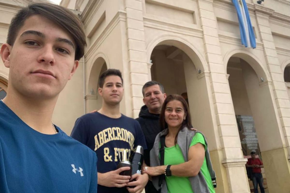 Alejandra y Adrián junto a sus hijos