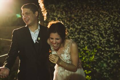 Alejandra y Francisco se casaron el viernes pasado y organizaron una pequeña reunión el en jardín de la casa