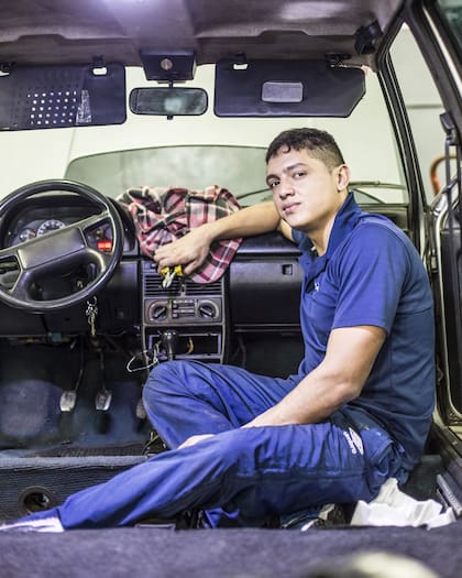 Alejandro (27) trabaja en Taller Ardiles.“Soy nuevo en la Warnes Electrónica”.