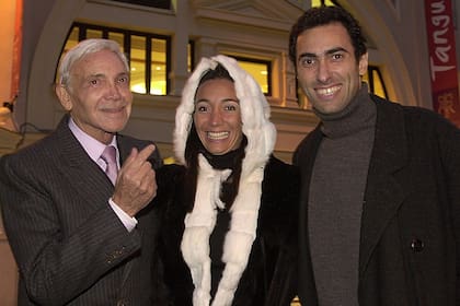 Junto a su hijo y Mora Godoy, frente al teatro Alcalá, en España