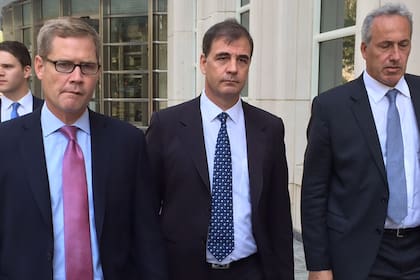 Alejandro Burzaco llega al edificio de la corte neoyorquina acompañado por sus dos abogados. El ex CEO de Torneos es uno de los principales testigos-arrepentidos de la causa FIFAgate.
