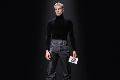 Alejandro Garnacho debutó como modelo para la casa de moda Balenciaga