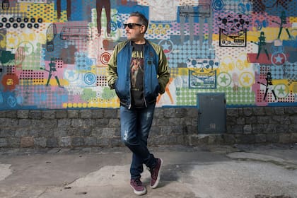 Alejandro Lerner, en la puerta del estudio de grabación que fundó hace 25 años, El pie