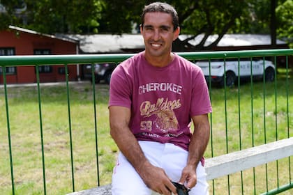 Alejandro Muzzio reemplaza en Les Lions a Camilo Castagnola, que se repone de una fractura en una pierna; para el delantero de Mar del Plata, el barbijo es incómodo porque empaña los anteojos, pero en el partido se lo acomoda y puede jugar sin molestias.
