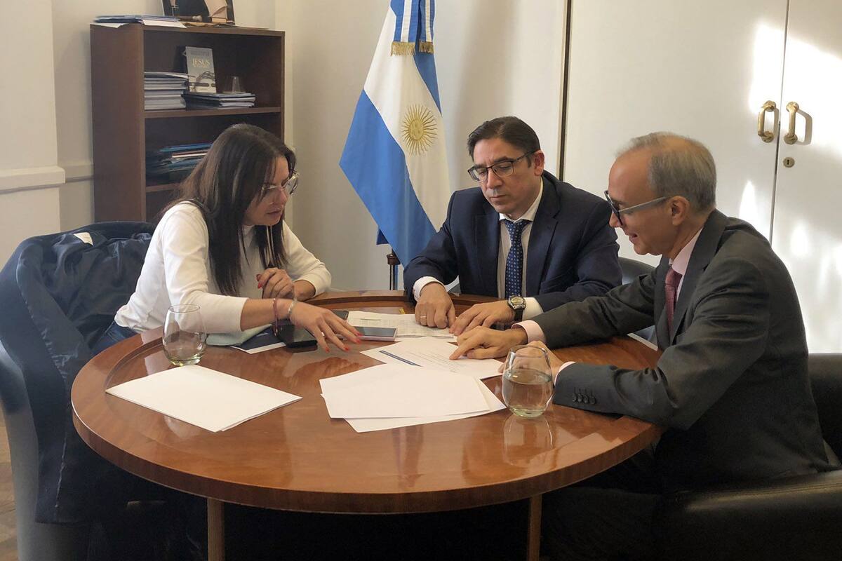 Alejandro Álvarez, junto a Sandra Pettovello y Carlos Torrendell
