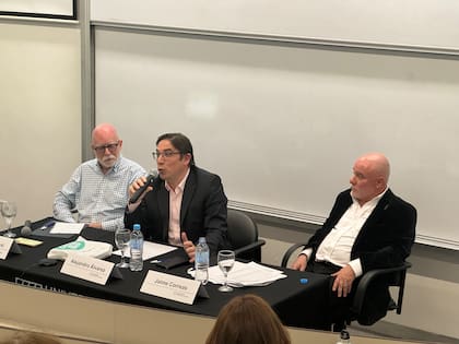 Alejandro Álvarez, subsecretario de Políticas Universitarias, en el centro, durante una charla que dio en la Universidad Di Tella