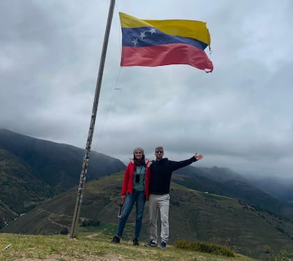 Alejandro Araoz y su pareja, antes de los terremotos