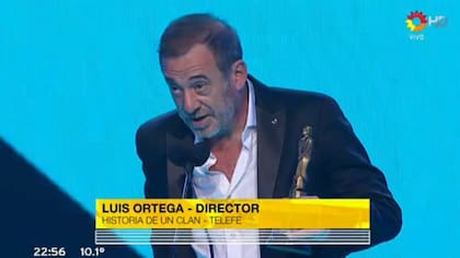Alejandro Awada recibió el Martín Fierro a mejor director en nombre de Luis Ortega