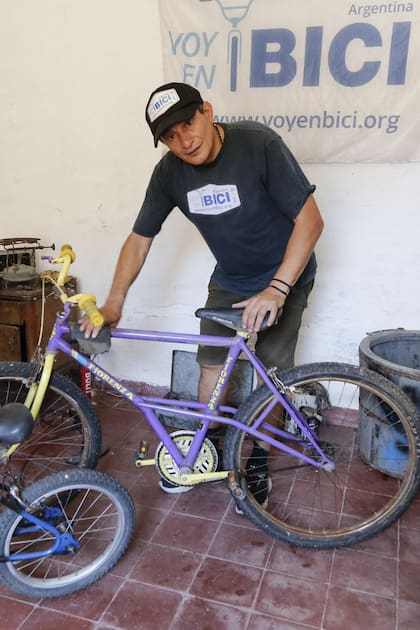 Alejandro Barbiero estuvo preso y aprendió a reparar bicicletas. Ahora las repara con un fin social
