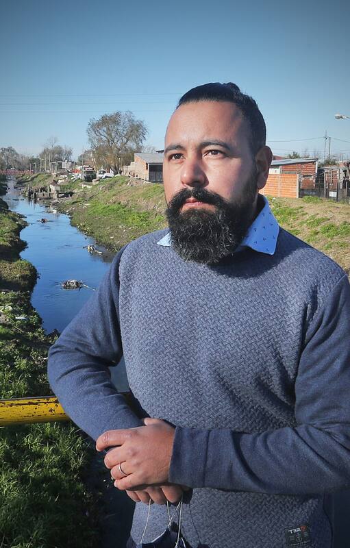 Alejandro Barboza es docente en una escuela de Quilmes y la mayoría de sus estudiantes viven en un asentamiento cercano; para él, personalizar la educación y atender las necesidades de cada chico y chica se volvió fundamental para seguir garantizando su derecho a la educación durante la pandemia