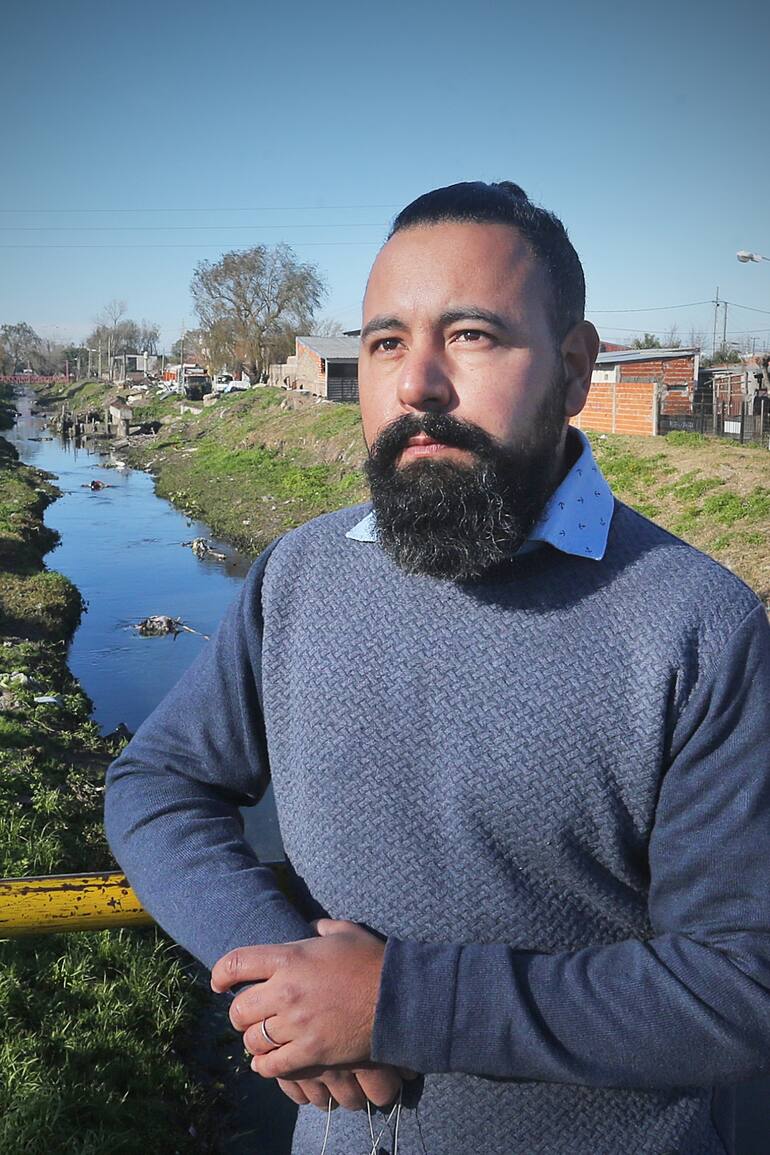 Alejandro Barboza es docente en una escuela de Quilmes y la mayoría de sus estudiantes viven en un asentamiento cercano; para él, personalizar la educación y atender las necesidades de cada chico y chica se volvió fundamental para seguir garantizando su derecho a la educación durante la pandemia