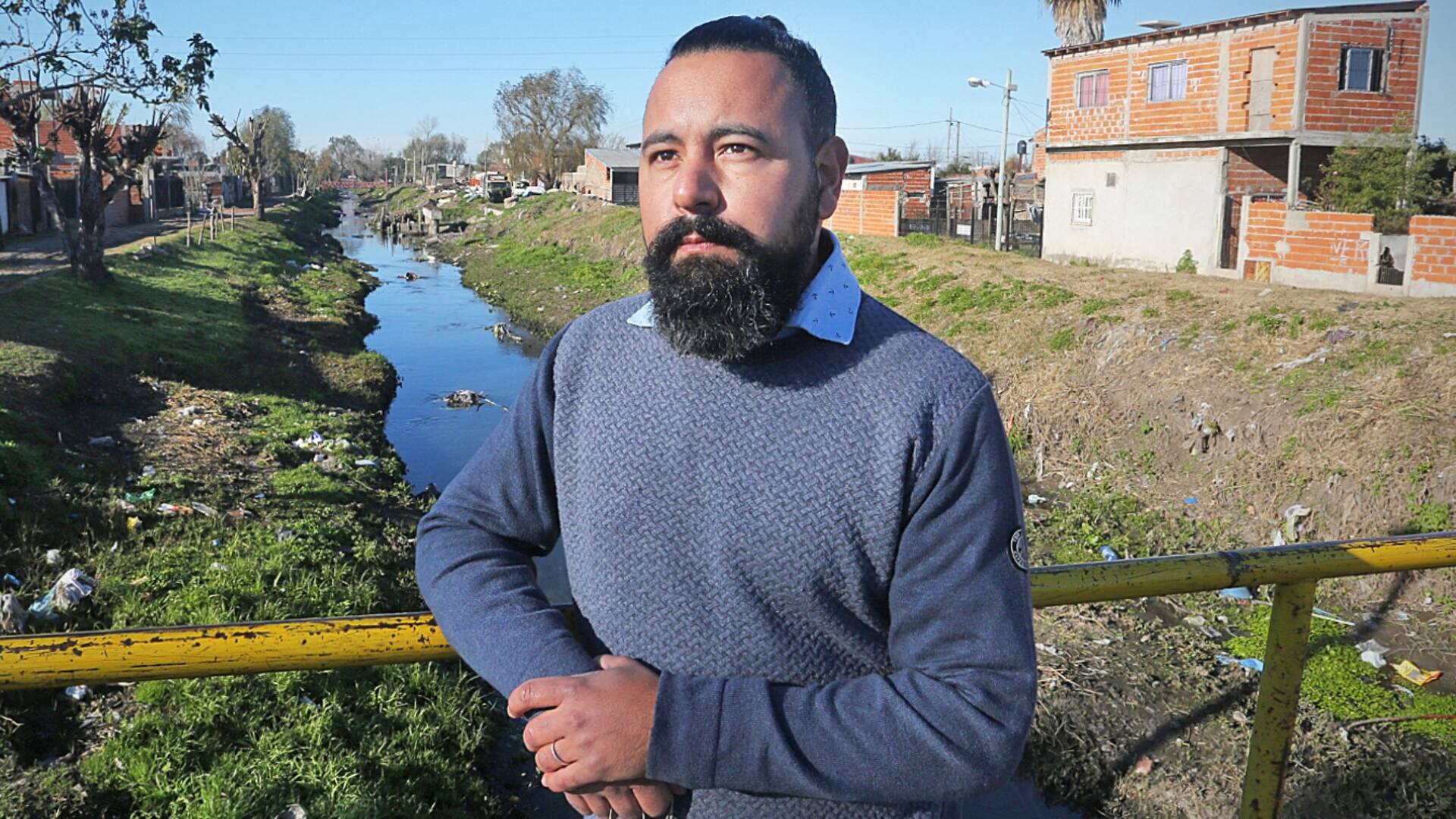 Alejandro Barboza es docente en una escuela de Quilmes y la mayoría de sus estudiantes viven en un asentamiento cercano; para él, personalizar la educación y atender las necesidades de cada chico y chica se volvió fundamental para seguir garantizando su derecho a la educación durante la pandemia