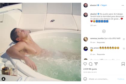 Alejandro Basteri, el hermano de Luis Miguel, dentro de un jacuzzi en el yate, que probablemente sea Sky