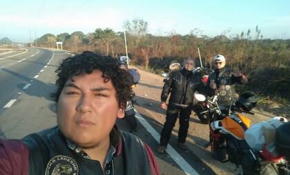 Alejandro Benítez (en el medio) realizaba una travesía en moto desde Santa Cruz de la Sierra hasta Cochabamba, en Bolivia