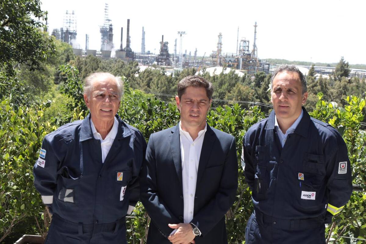 Alejandro Bulgheroni, Chairman de Pan American Energy (PAE), Axel Kicillof, gobernador de Buenos Aires, y Marcos Bulgheroni, CEO de PAE