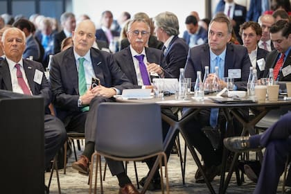 Alejandro Bulgheroni y los ministros Federico Sturzenegger, Mario Lugones y Manuel Adorni, en la "Argentina Week"