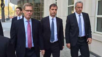 Una de las fotos de Alejandro Burzaco ingresando a los tribunales de Brooklyn, durante los cuatro días de declaración testimonial en 2017