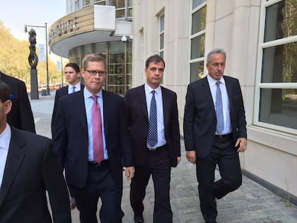 Alejandro Burzaco, ex CEO de Torneos (en el medio), tuvo tobillera electrónica durante tres meses y vigilancia del FBI en su departamento de Manhattan. Está libre, aunque a disposición de la Justicia de Estados Unidos, y no puede salir del país.