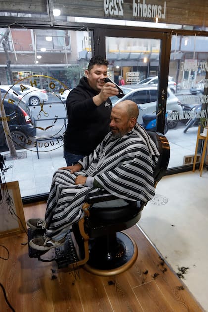 Nelson el peluquero de Mar del Plata que le corta el pelo gratis a gente en situación de calle.
Nelson atiende a Alejandro (60) que vive en la calle hace mas de 5 años.