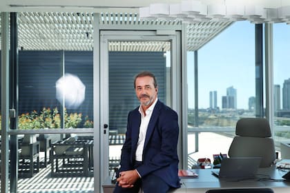 Alejandro Butti, CEO de Santander: “Vivir en un país con el tipo de cambio controlado, la inflación controlada y superávit fiscal es algo que vi muy pocas veces en 55 años de vida y 31 de banco”