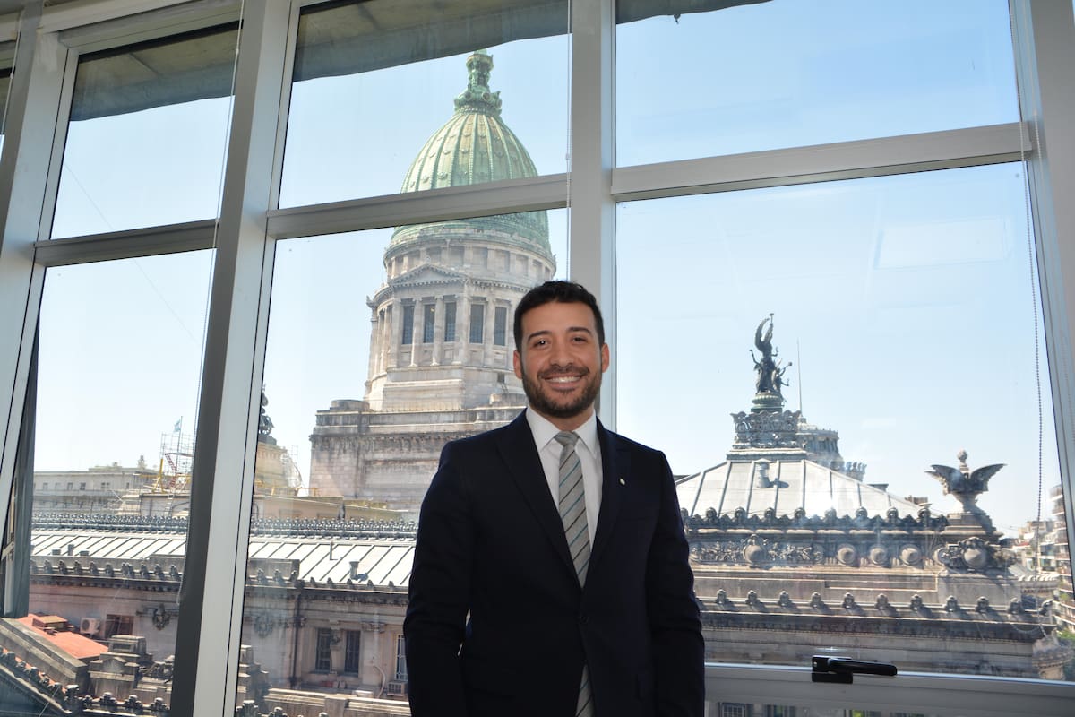 Alejandro Cacace se convirtió a los 25 años como el presidente de la UCR en San Luis. Siendo joven se convirtió en uno de los principales referentes de la oposición al gobierno de Alberto Rodriguez Saa. En 2019 encabezó la lista de diputados nacionales y ganó la elección con casi el 47% de los votos