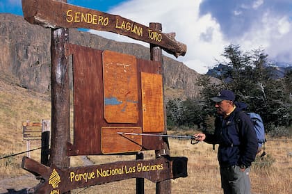 Alejandro Caparrós en el sendero de Laguna Toro. 2004.