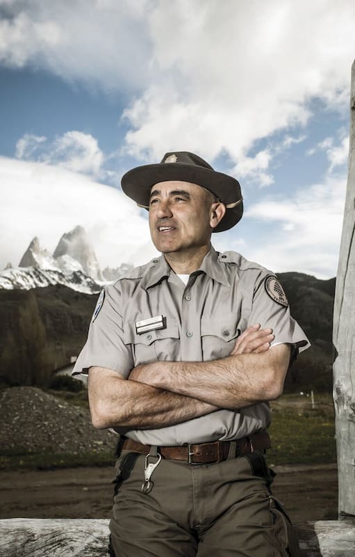 Alejandro Caparrós, en sus tiempos de guardaparques, con el Fitz Roy de fondo. Se retiró en 2019.