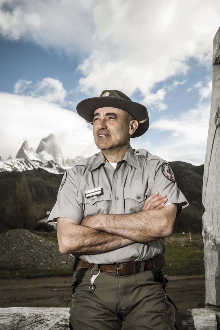 Alejandro Caparrós, en sus tiempos de guardaparques, con el Fitz Roy de fondo. Se retiró en 2019.