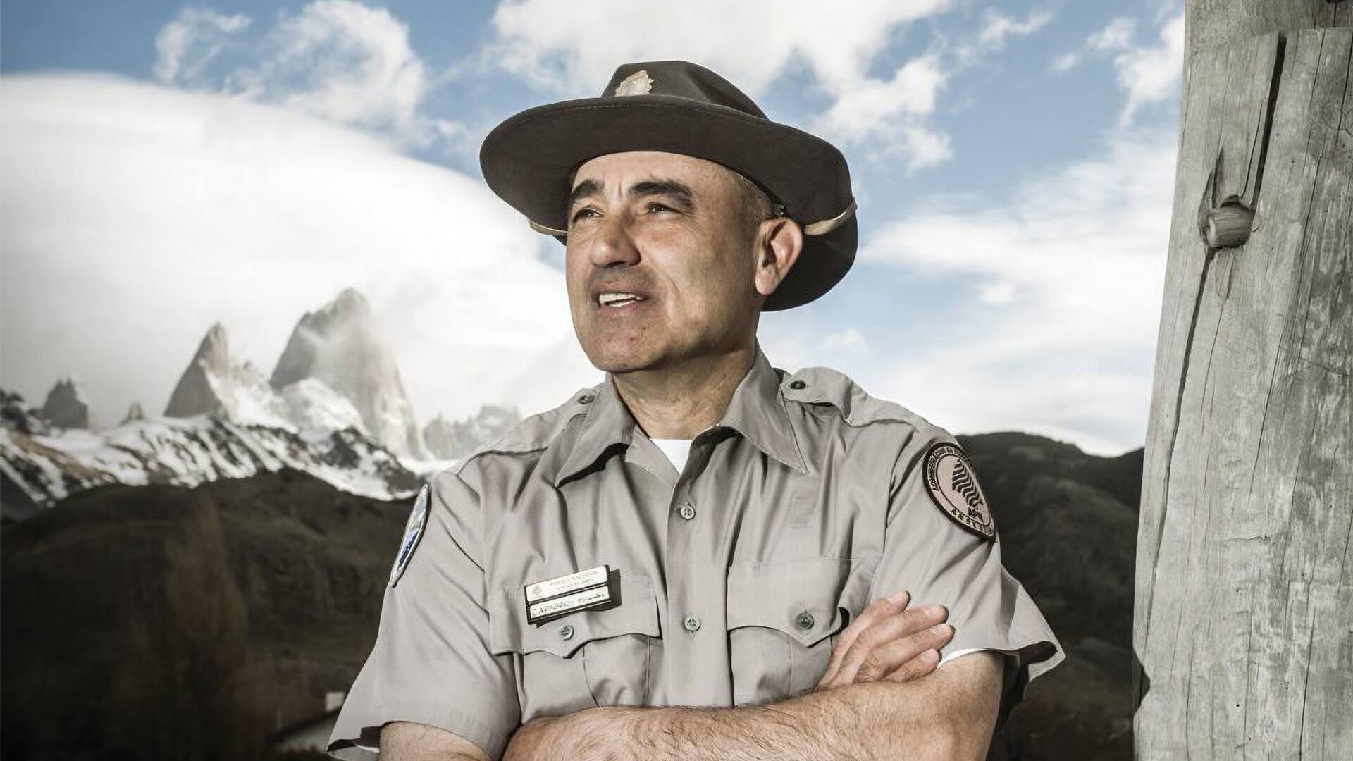 Alejandro Caparrós, en sus tiempos de guardaparques, con el Fitz Roy de fondo. Se retiró en 2019.